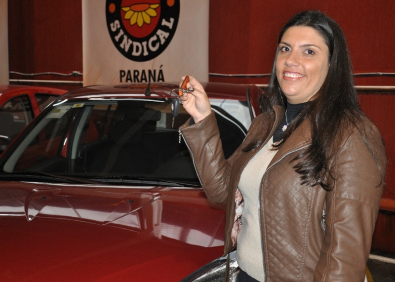 Cobradora recebe carro zero km sorteado no dia do trabalhador